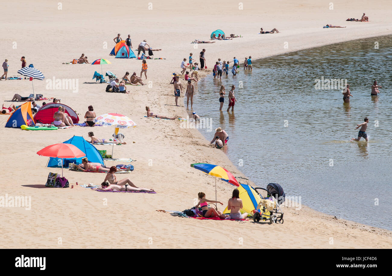 Boxberg, Germania. Il 15 giugno, 2017. Vacanzieri seduti sulla spiaggia del lago Baerwalder in Boxberg, Germania, 15 giugno 2017. Miniter dell'economia Brigitte Zypries ha visitato la regione Oberlausitz nello stesso giorno. Foto: Patrick Pleul/dpa-Zentralbild/dpa/Alamy Live News Foto Stock