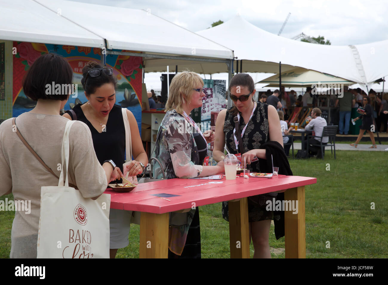 Londra, UK, 15 giugno 2017,gusto di Londra ha luogo in Regents Park. Gusto di Londra è la vetrina definitivo della capitale i migliori ristoranti, top chef e portando cibo e bevande. È un evento che si svolge due volte l'anno, ci sono vive dimostrazioni di cottura lungo con interactive masterclass. Si corre fino al 18 giugno 2017©Keith Larby/Alamy Live News Foto Stock