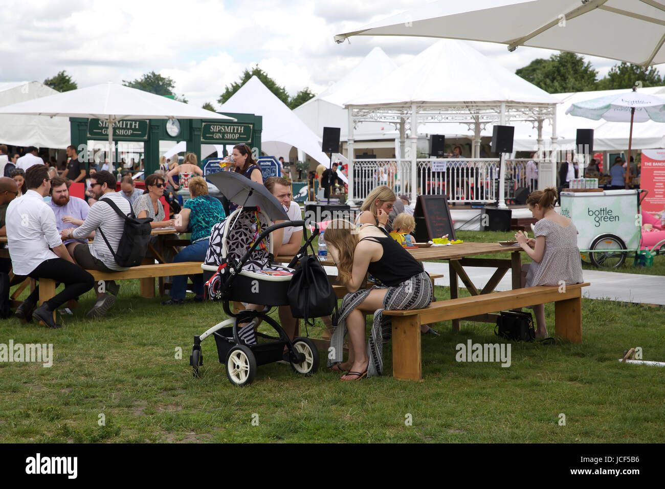 Londra, UK, 15 giugno 2017,gusto di Londra ha luogo in Regents Park. Gusto di Londra è la vetrina definitivo della capitale i migliori ristoranti, top chef e portando cibo e bevande. È un evento che si svolge due volte l'anno, ci sono vive dimostrazioni di cottura lungo con interactive masterclass. Si corre fino al 18 giugno 2017©Keith Larby/Alamy Live News Foto Stock