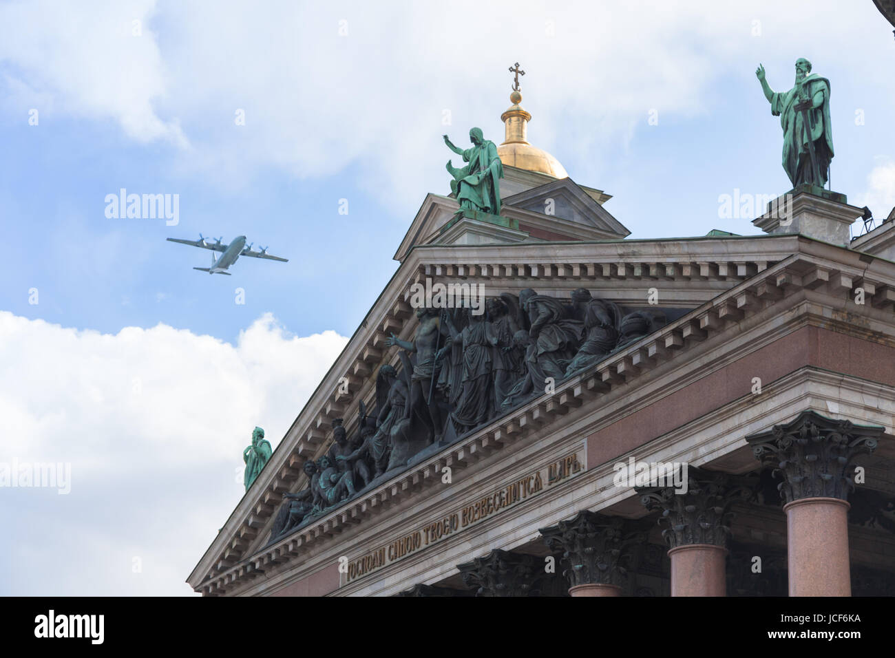 ST. PETERSBURG, Russia - 09 Maggio 2017: Isacco cattedrale e aviazione militare un-12 in cielo in una sfilata, celebrazione di 72 anniv la Giornata della vittoria sulla seconda guerra mondiale Foto Stock