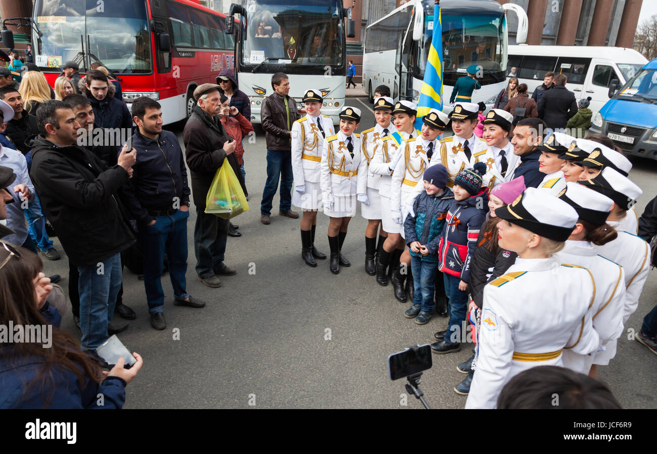 Le ragazze dell'esercito dell'aria russa sono fotografati con passanti dopo la celebrazione della sfilata sul 72n giorno della vittoria nella seconda guerra mondiale Foto Stock