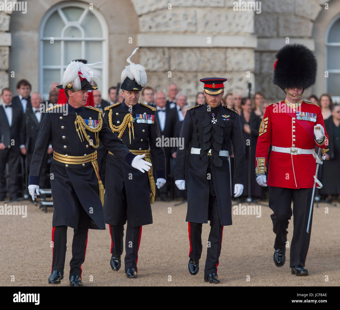 La Sfilata delle Guardie a Cavallo, Londra UK. Il 15 giugno 2017. S.a.r. il principe Harry prende la salute al rifugio di battitura come ammassato bande della divisione di uso domestico e rappresentanti di nazioni alleate eseguire una celebrazione musicale di impegno e coraggio individuale di fronte alle avversità in serata evento presso la sfilata delle Guardie a Cavallo. Credito: Malcolm Park / Alamy Live News. Foto Stock