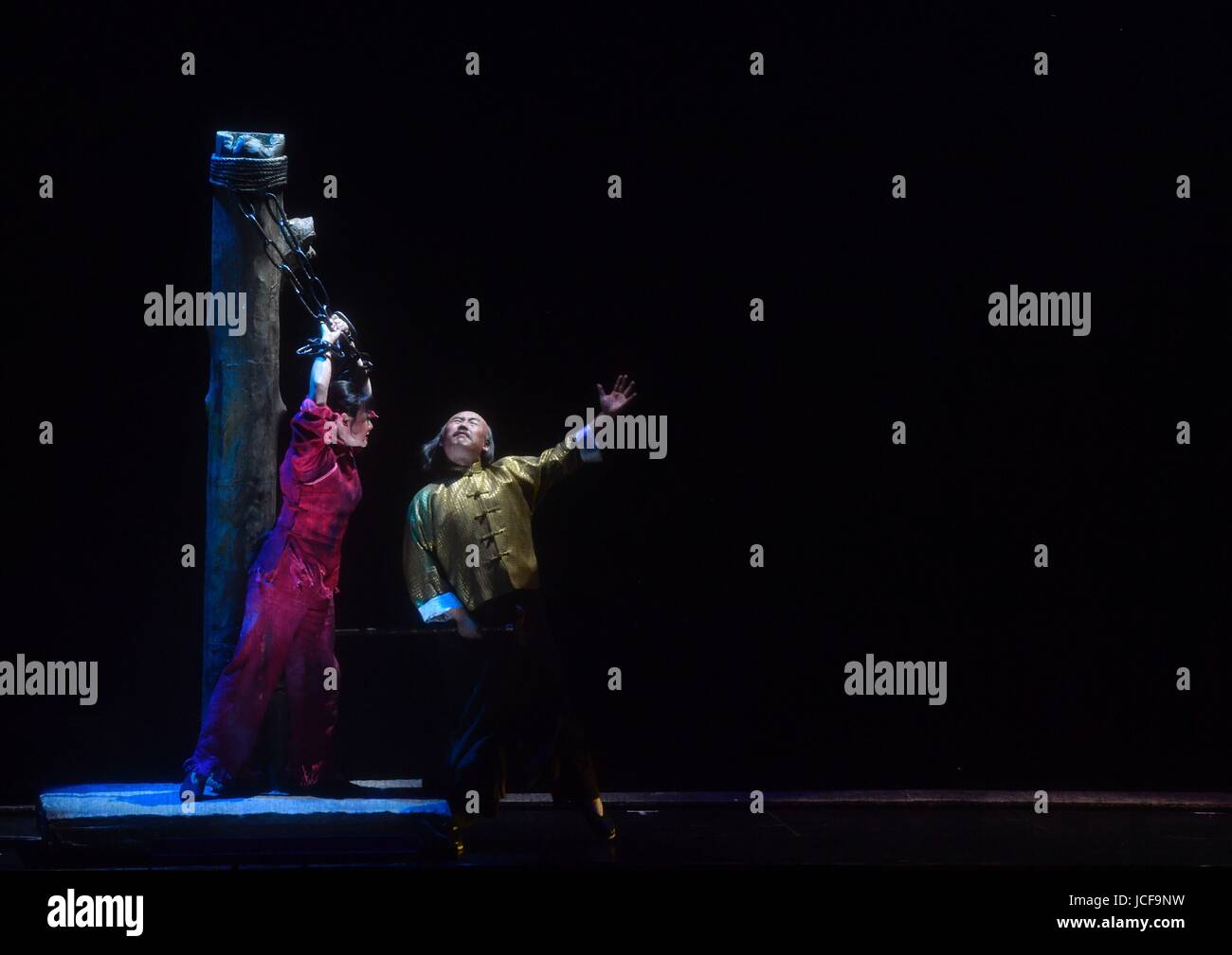 Pechino, Cina. Il 15 giugno, 2017. Opera 'Red distacco delle donne" è andata in scena presso il Centro Nazionale per le Arti dello spettacolo a Pechino Capitale della Cina, 15 giugno 2017. Credito: Jin Liangkuai/Xinhua/Alamy Live News Foto Stock