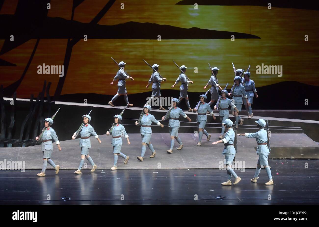 Pechino, Cina. Il 15 giugno, 2017. Opera 'Red distacco delle donne" è andata in scena presso il Centro Nazionale per le Arti dello spettacolo a Pechino Capitale della Cina, 15 giugno 2017. Credito: Jin Liangkuai/Xinhua/Alamy Live News Foto Stock