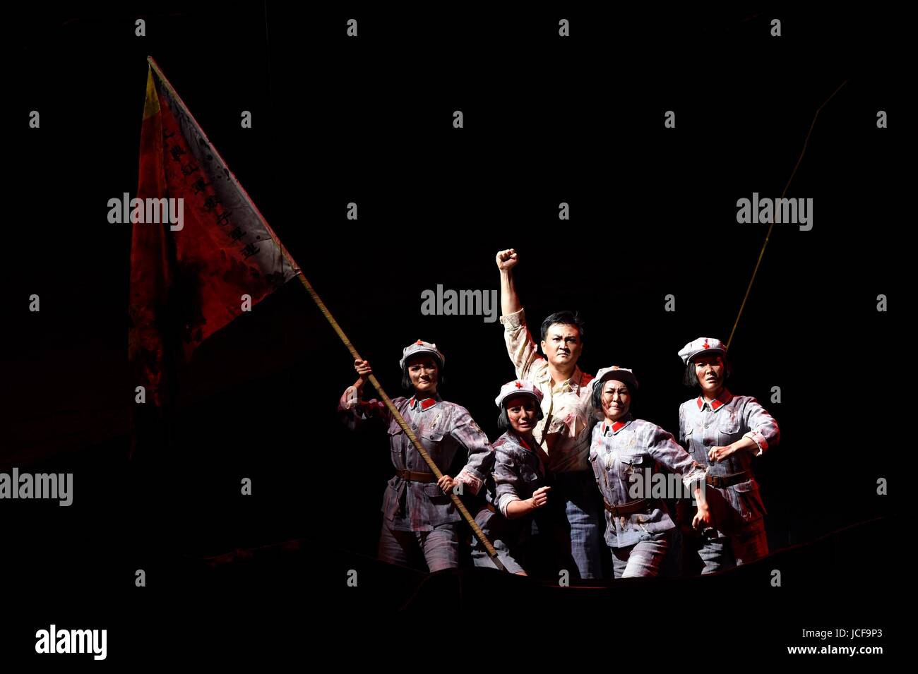 Pechino, Cina. Il 15 giugno, 2017. Opera 'Red distacco delle donne" è andata in scena presso il Centro Nazionale per le Arti dello spettacolo a Pechino Capitale della Cina, 15 giugno 2017. Credito: Jin Liangkuai/Xinhua/Alamy Live News Foto Stock