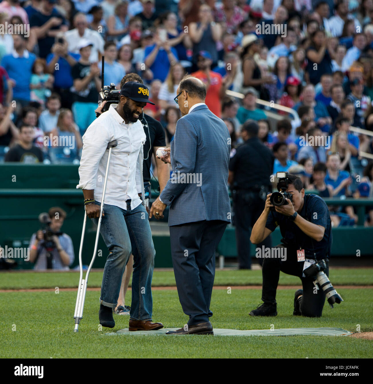 Washington DC, 15 giugno 2017, USA: dal 1909, democratica e membro repubblicano della Camera e del Senato hanno tenuto annualmente una partita di baseball. Quest'anno, dovute al tiro della casa di maggioranza frusta, Steve Scalise, R-LA, le squadre hanno mostrato la loro unità indossando Capitol Hill polizia tappi a sfera per onorare gli ufficiali che sono stati feriti proteggere Scalise e altri membri del Congresso. David Bailey, il Capitol Hill funzionario di polizia, che è stato ferito da proteggere il membro del congresso durante la ripresa viene dato l'onore di throwig fuori egli cerimoniale di primo passo e la star del gioco. Patsy Lynch/MediaPunch Foto Stock