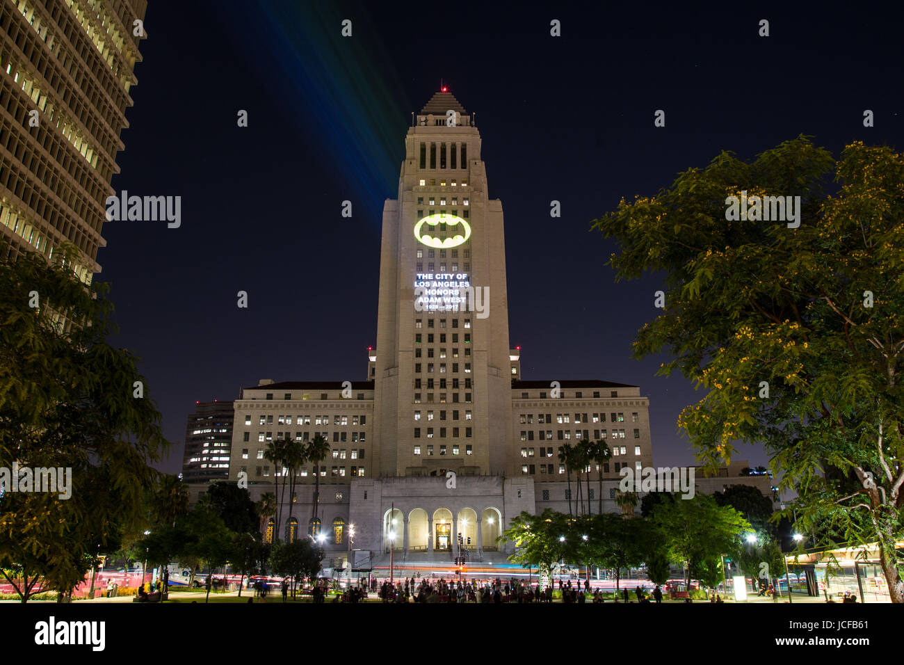 Los Angeles, California, USA. Il 15 giugno, 2017. La città di Los Angeles ha onorato la fine attore Adam West, meglio conosciuto per il suo ruolo come Batman e con un cerimoniale di illuminazione del Bat-Signal proiettata sulla City Hall nel centro di Los Angeles a giugno 15th, 2017. Il Bat-Signal è un simbolo iconico del personaggio di Batman e consiste in un ovale di colore giallo chiaro con un bat silhouette nel mezzo. Credito: Sheri Determan/Alamy Live News Foto Stock