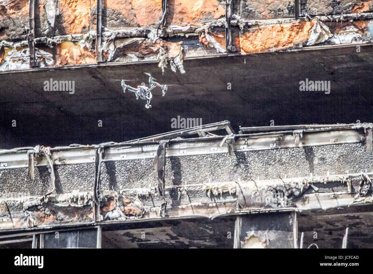 Londra, Regno Unito. 16 Giugno, 2017. Un drone di polizia vola vicino i resti carbonizzati e rivestimento fuso del Grenfell torre residenziale blocco in Latimer Road West London che è stato inghiottito da un enorme incendio causando la morte di 17 persone e molti ancora dispersi per il credito: amer ghazzal/Alamy Live News Foto Stock