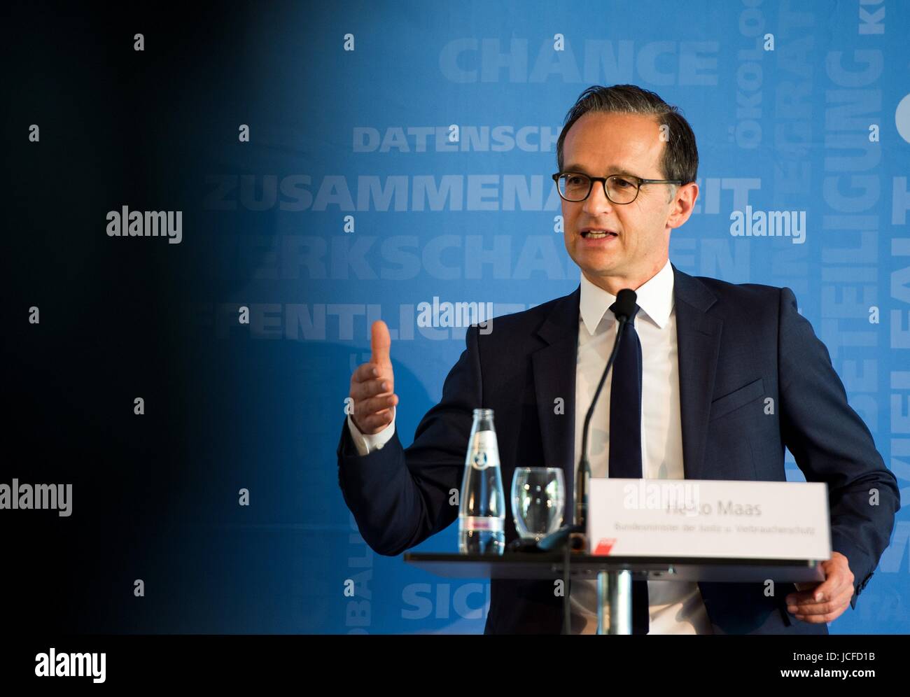 Berlino, Germania. 16 Giugno, 2017. Il Ministro tedesco della giustizia, Heiko Maas (SPD), parla durante la conferenza di esperti della Deutschen Gewerkschaftsbundes (DGB) (tedesco Sindacato Confederazione) sulla violenza contro i funzionari pubblici a Berlino, Germania, 16 giugno 2017. Foto: Monika Skolimowska/dpa/Alamy Live News Foto Stock