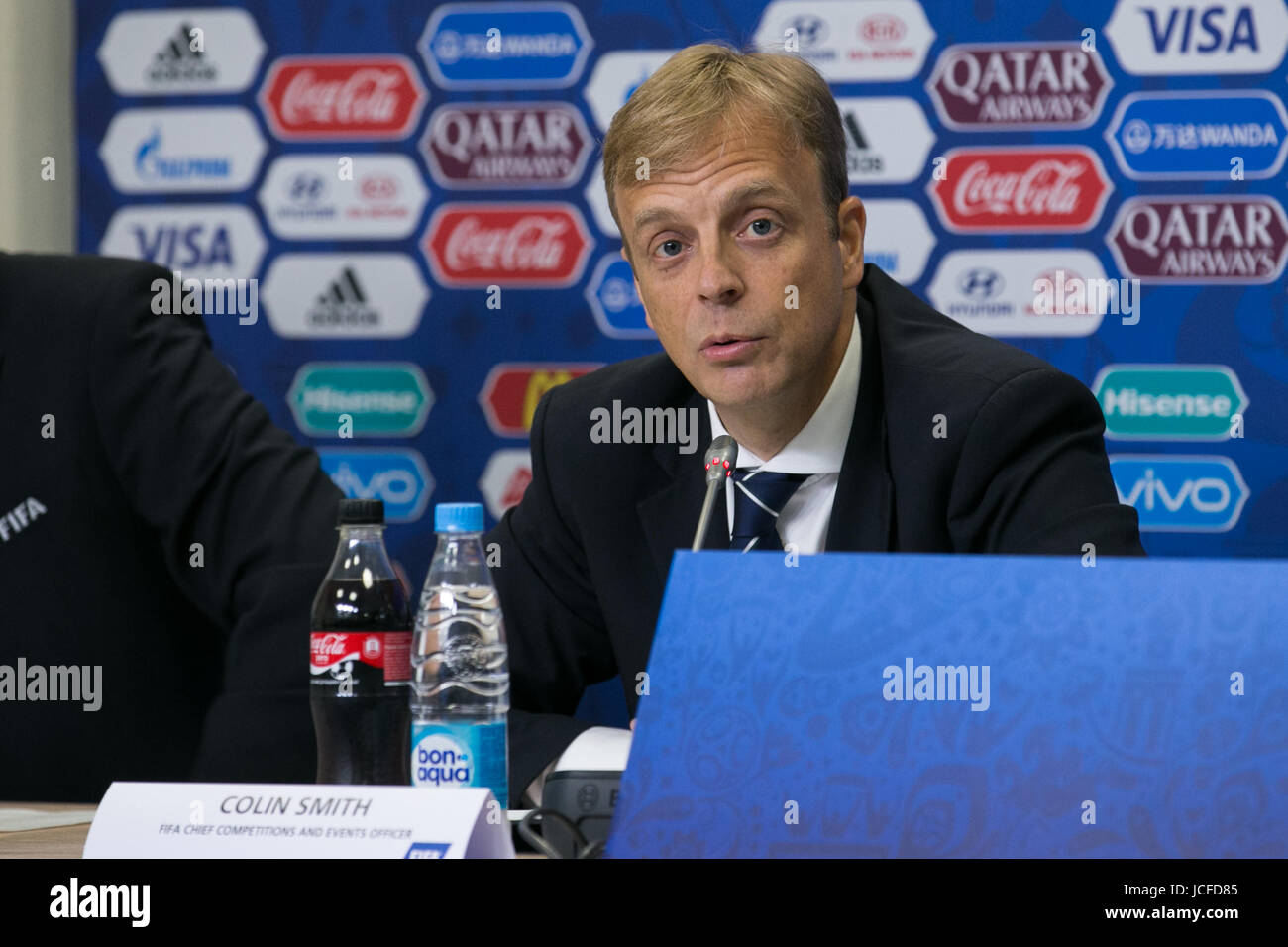 San Pietroburgo, Russia. 16 Giugno, 2017. Colin Smith, FIFA Chief concorsi ed eventi Officer, parla durante una conferenza stampa prima della FIFA Confederations Cup 2017 a San Pietroburgo, Russia, 16 giugno 2017. Credito: Bai Xueqi/Xinhua/Alamy Live News Foto Stock