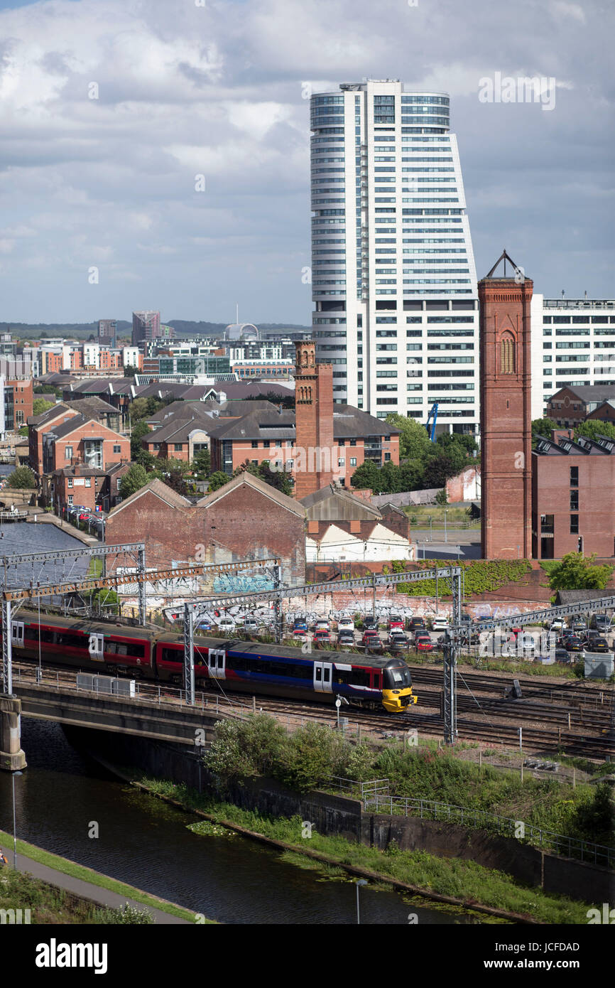 Bridgewater Place, soprannominato il Dalek,è un ufficio e un grattacielo residenziale a Leeds, West Yorkshire, Inghilterra. Esso è il più alto edificio in Yorkshire e ha tenuto questo record in quanto è sormontata in settembre 2005. Esso è visibile fino a 25 miglia (40 chilometri) dalla maggior parte delle aree. Sebbene l'edificio più alto nello Yorkshire, non è la costruzione più alta. Emley Moor torre di trasmissione, 13 miglia a sud di Bridgewater Place, è più alto ed è la struttura più alte nel Regno Unito. Credito: Windmill Immagini/Alamy Live News Foto Stock