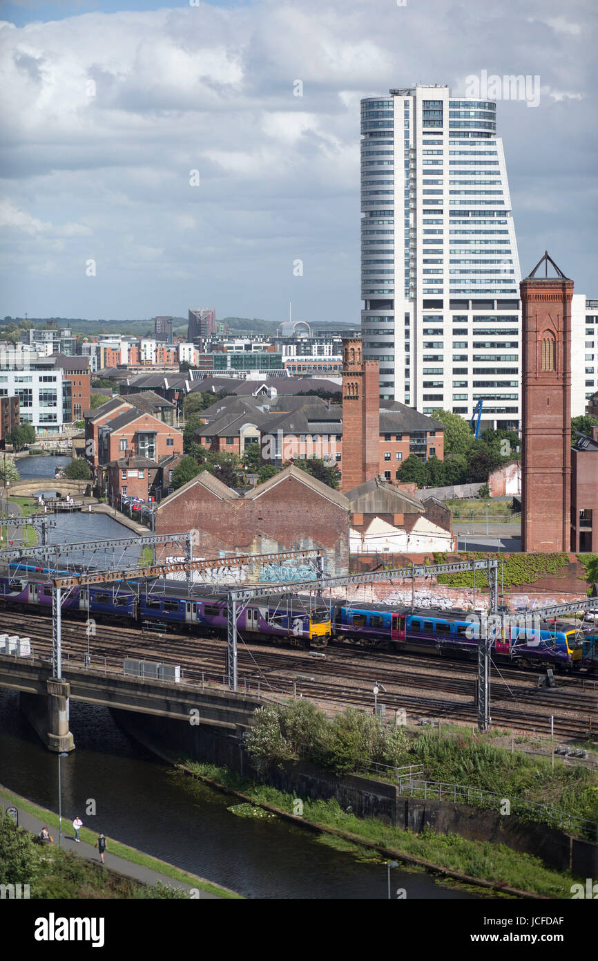 Bridgewater Place, soprannominato il Dalek,è un ufficio e un grattacielo residenziale a Leeds, West Yorkshire, Inghilterra. Esso è il più alto edificio in Yorkshire e ha tenuto questo record in quanto è sormontata in settembre 2005. Esso è visibile fino a 25 miglia (40 chilometri) dalla maggior parte delle aree. Sebbene l'edificio più alto nello Yorkshire, non è la costruzione più alta. Emley Moor torre di trasmissione, 13 miglia a sud di Bridgewater Place, è più alto ed è la struttura più alte nel Regno Unito. Credito: Windmill Immagini/Alamy Live News Foto Stock