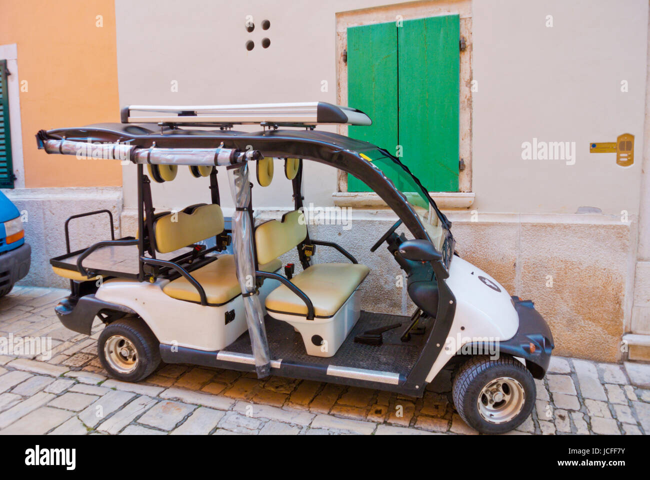 Elettrico tipico carrello mobile utilizzata dagli hotel per trasportare gli ospiti, città vecchia, Rovigno, Istria, Croazia Foto Stock