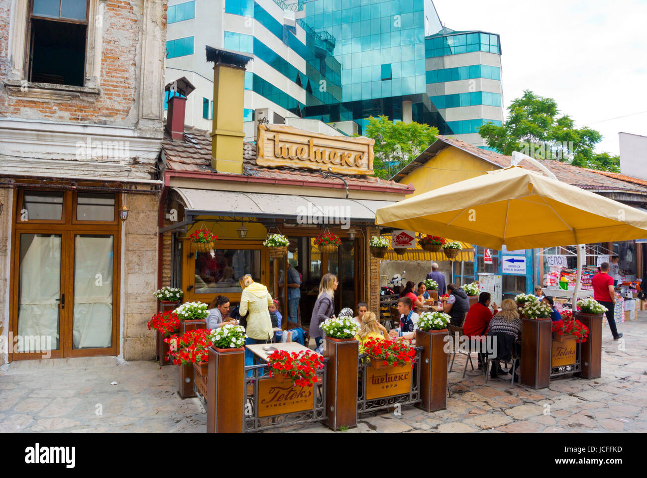 Ristorante, Bitpazarska street, Carsija, vecchio bazar area, Skopje, Macedonia Foto Stock