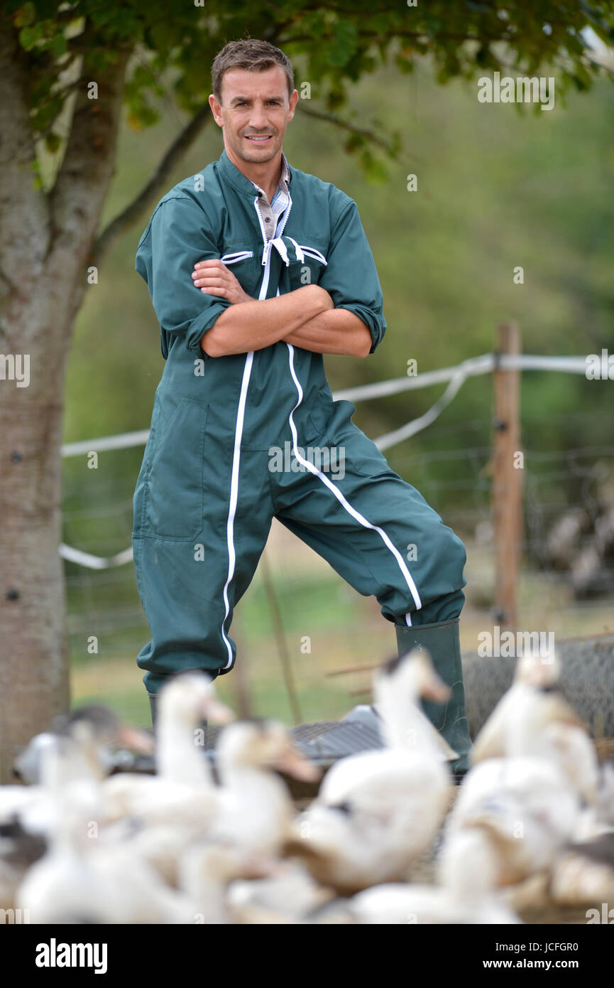 Duck allevatore in piedi al di fuori delle aziende agricole Foto Stock