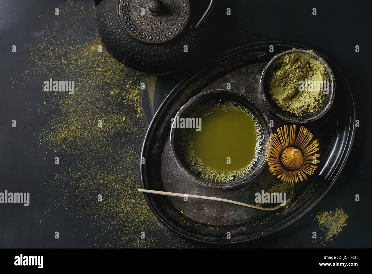 Il tè verde Matcha polvere e bere Foto Stock