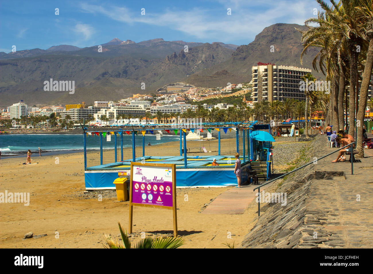 Il Sandy Bay a Playa Las Americas in Teneriffe nelle isole Canarie in Spagna su una calda giornata di sole Foto Stock