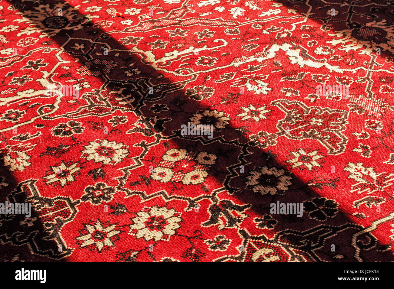Sunny luminose ombre sul grande tappeto rosso Foto Stock
