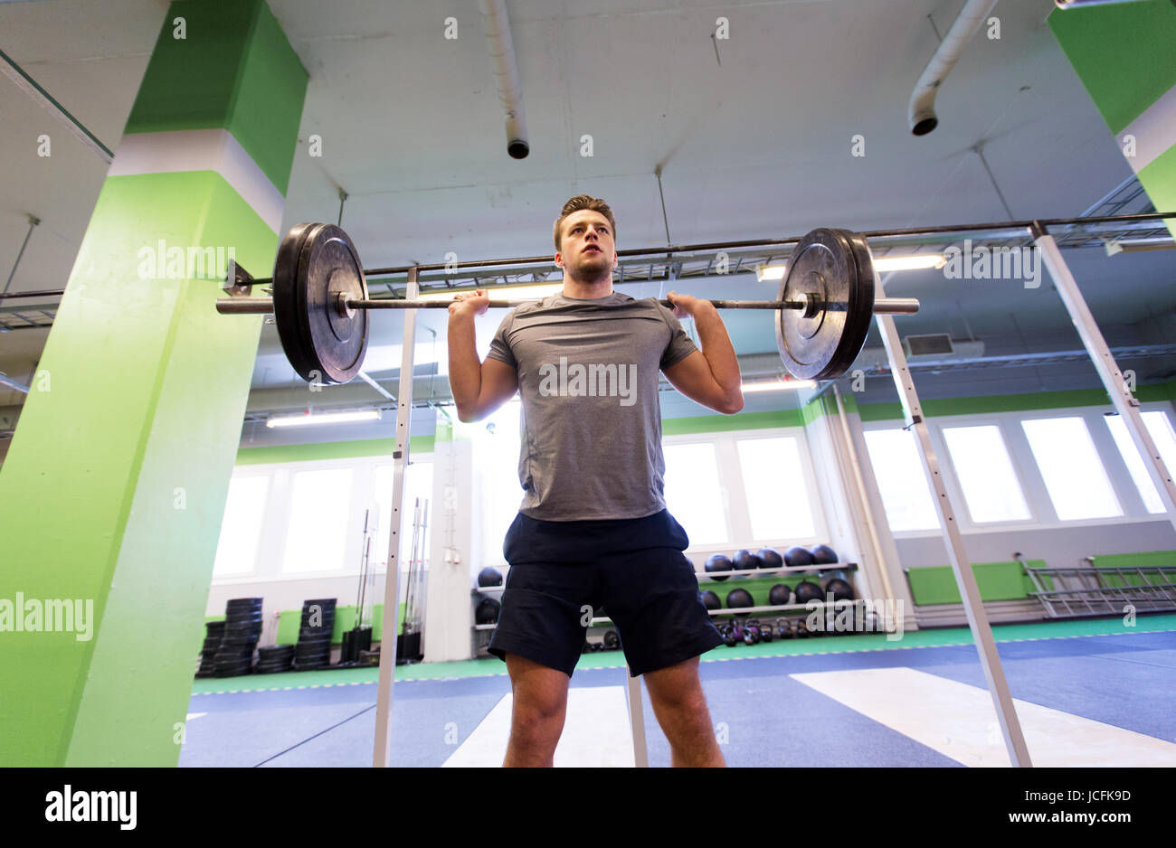 Uomo di fare esercizio con barbell in palestra Foto Stock Uomo di fare esercizio con barbell in palestra Foto Stock