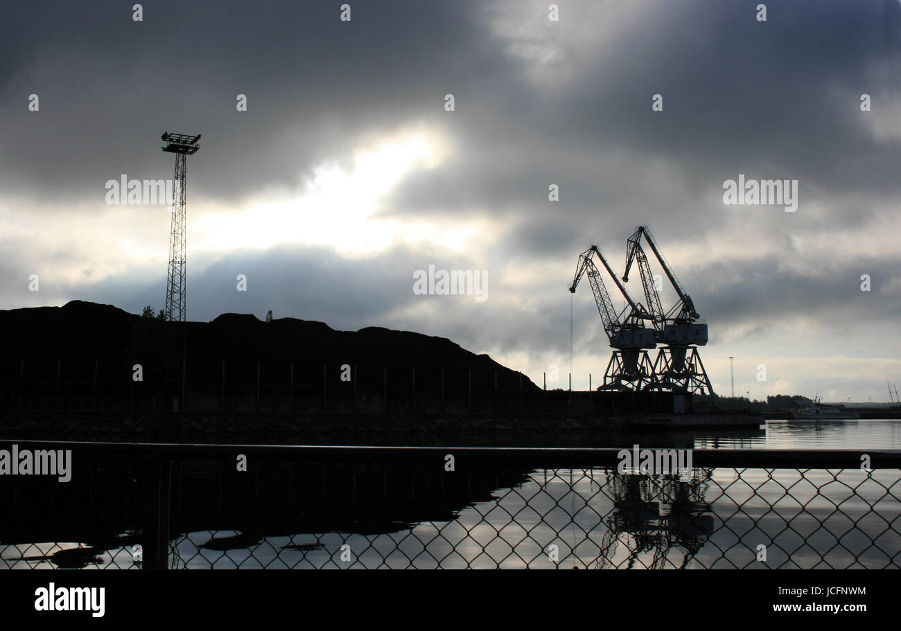 Skyline con gru a mare di Helsinki nelle prime ore del mattino Foto Stock