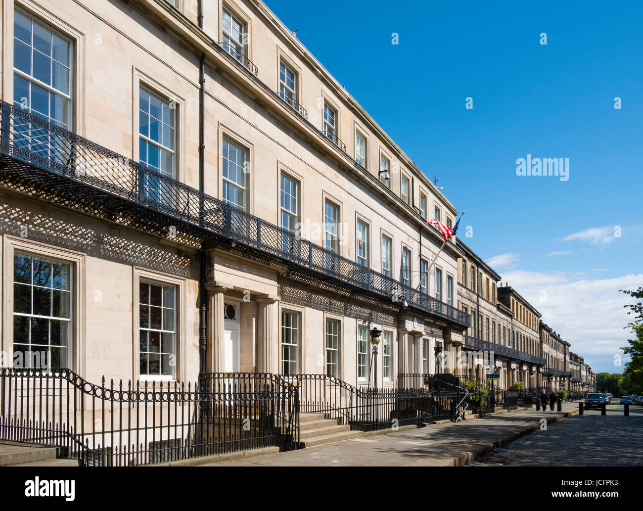 Vista di case a schiera sulla storica Regent terrazza sotto Calton Hill a Edimburgo, Scozia, Regno Unito Foto Stock