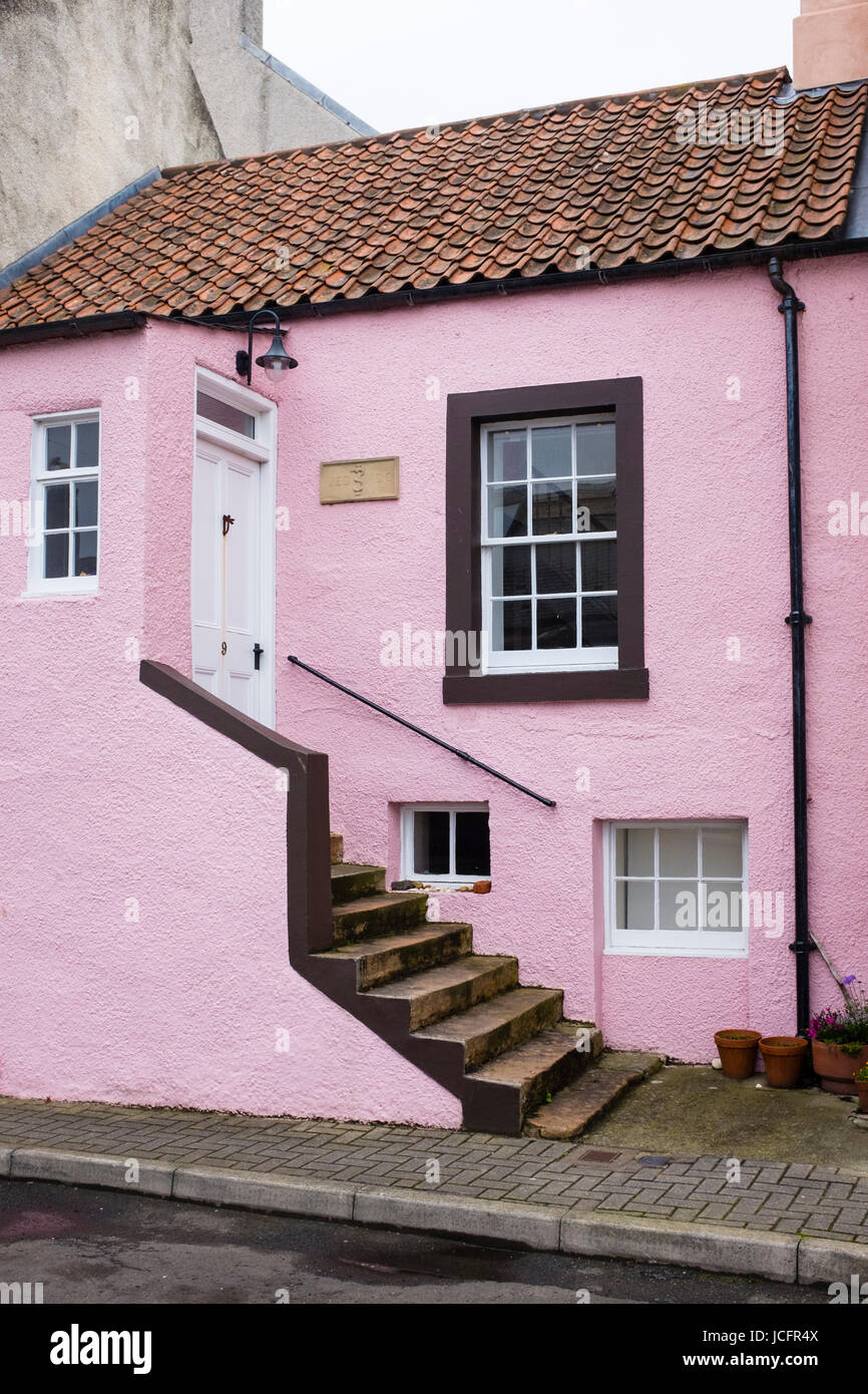Vecchia casa rosa in St Monans villaggio su in East Neuk di Fife in Scozia, Regno Unito Foto Stock