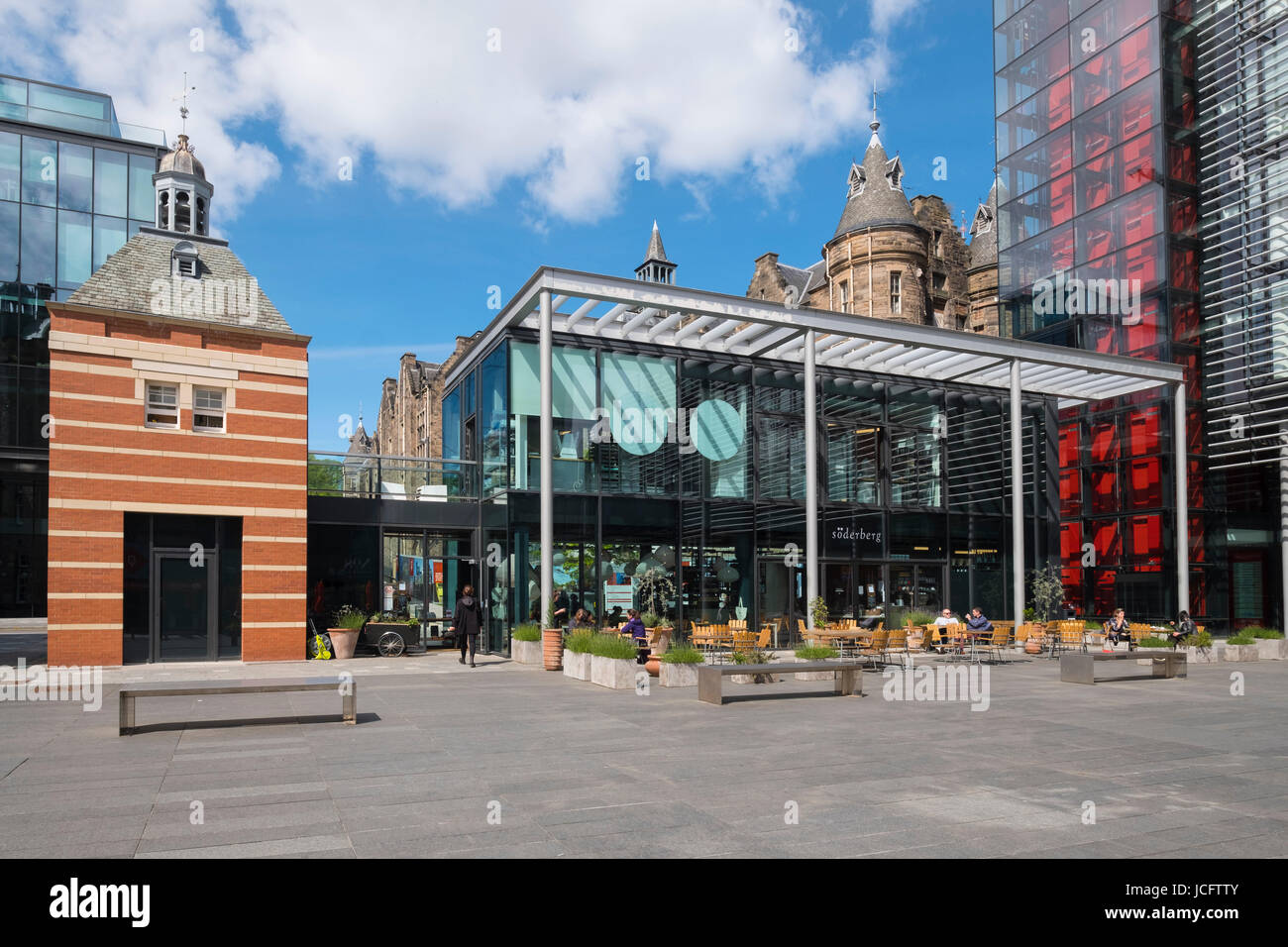 Vista di ristoranti e bar di nuovo Quartermile residenziali di lusso lo sviluppo di proprietà a Edimburgo, Scozia. Foto Stock