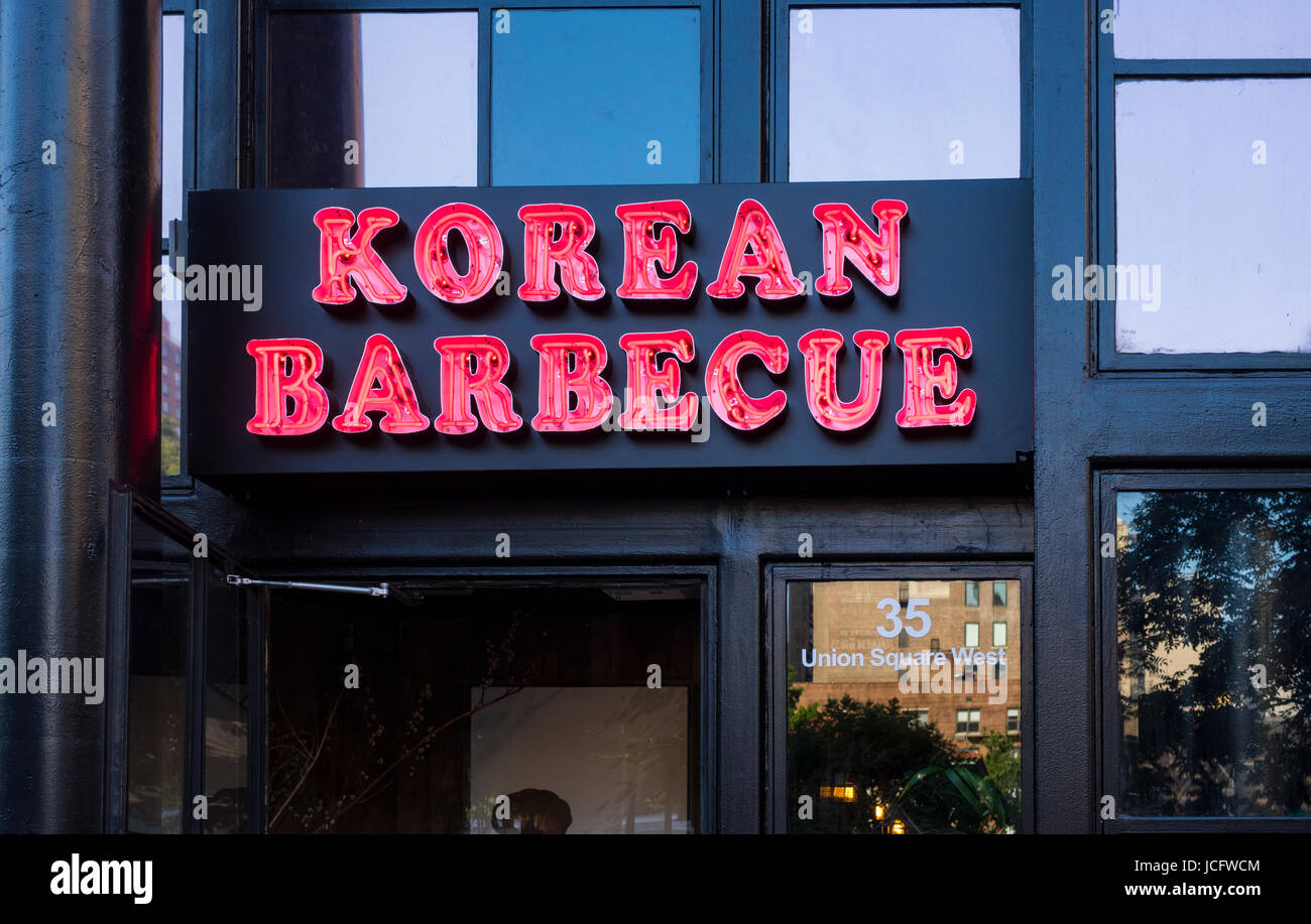 Il neon rosso segno sopra l'ingresso per il Korean Barbecue ristorante in Union Square a New York City Foto Stock