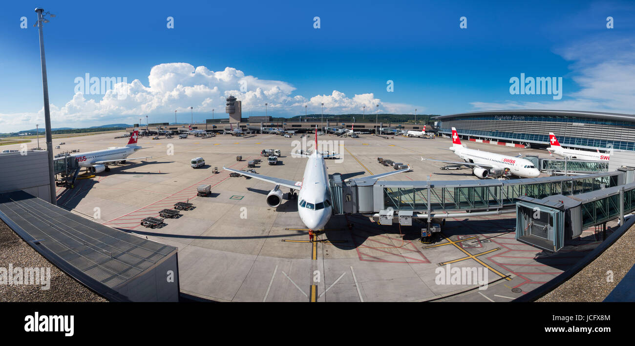 La Svizzera, Zurigo, 11 giugno: Swiss Airlines Airbus A330 di rullaggio per il decollo del 11 giugno 2014 a Zurigo, Svizzera. L'aeroporto internazionale di Zurigo è uno dei principali hub Europian e porta a casa della compagnia aerea elvetica. Foto Stock