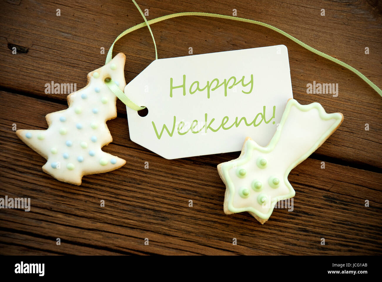 Green Happy Weekend su una etichetta con biscotti di Natale come decorazione Foto Stock