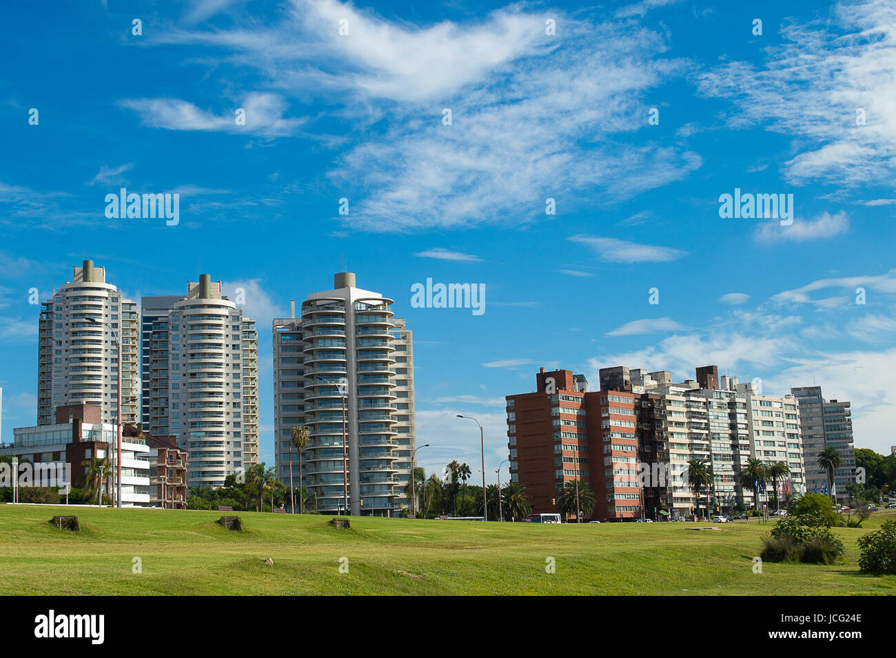 Gli edifici sul boulevard nella città di Montevideo Foto Stock