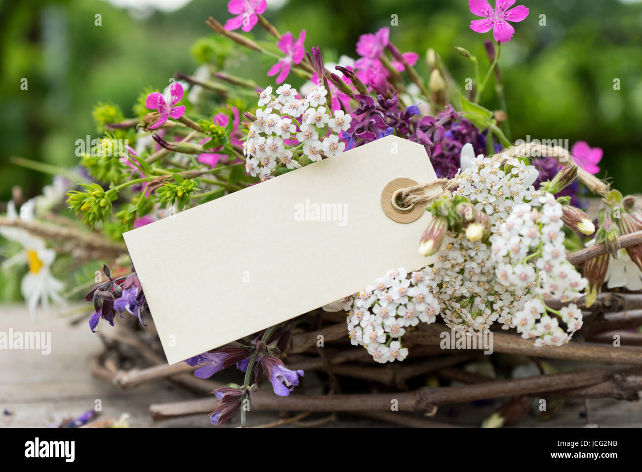 Bouquet colorato con fiori di prato e la scheda Foto Stock