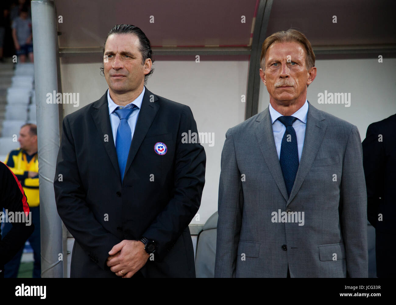 Juan Antonio Pizzi, Cile del pullman e Christoph Daum, rumeno National football team head coach durante gli inni nazionali prima della Romania vs C Foto Stock