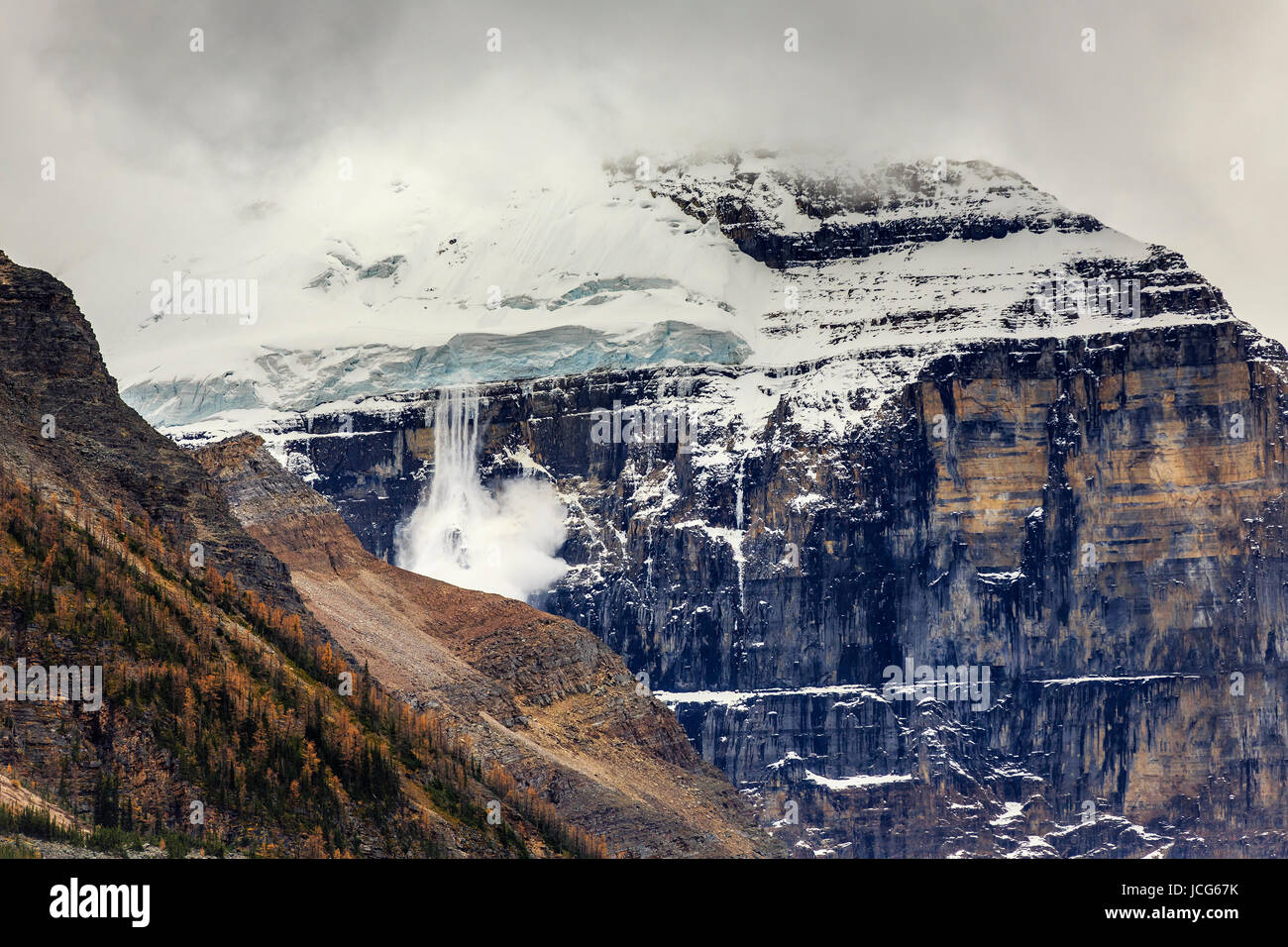A valanga nelle Montagne Rocciose Canadesi, il Parco Nazionale di Banff, Alberta, Canada. Foto Stock