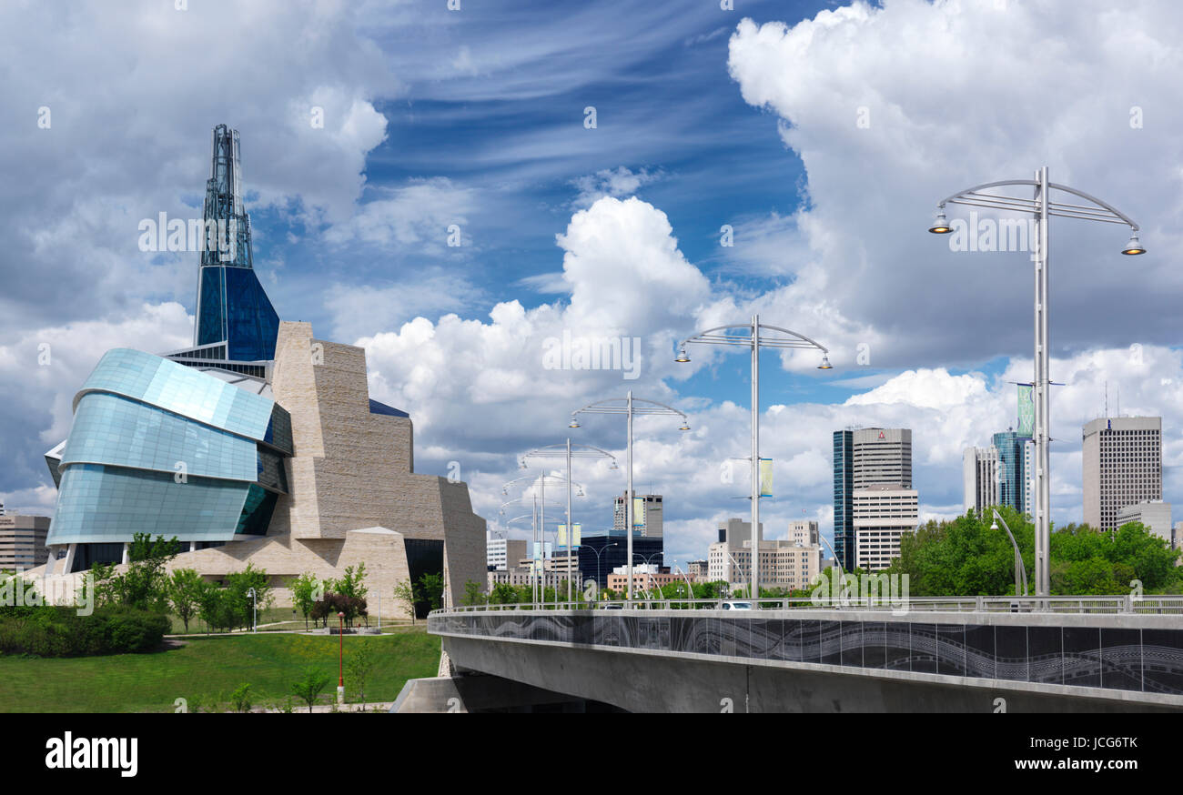 Licenza disponibile su MaximImages.com - Panoramica della città del Museo Canadese per i diritti umani e skyline del centro di Winnipeg, Manitoba Foto Stock