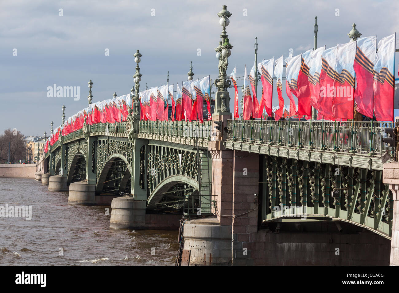 Fila di bandiere di festa con una San Giorgio nastro sulla Trinità bridge, impostato in onore del giorno della vittoria vittoria il 9 maggio Foto Stock