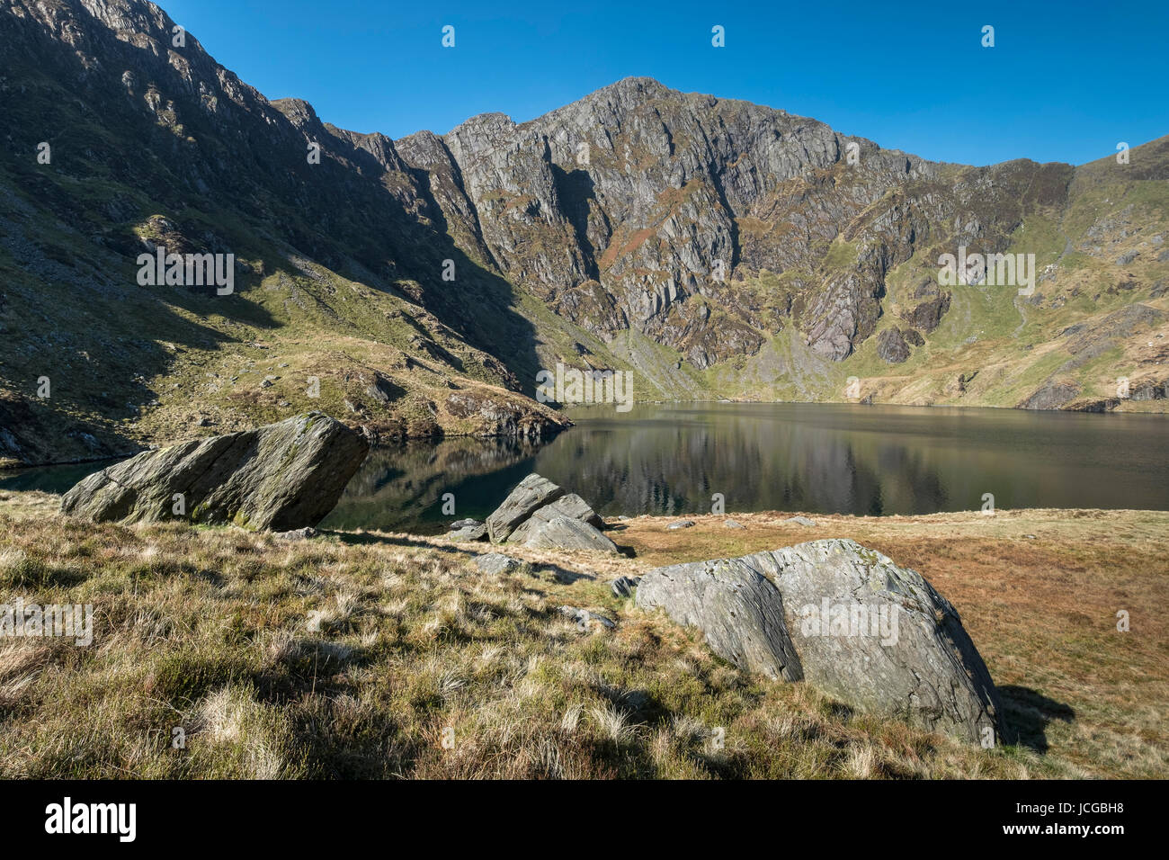 Llyn Cau sostenuta da Craig Cau, Cadair Idris, Snowdonia National Park, North Wales, Regno Unito Foto Stock