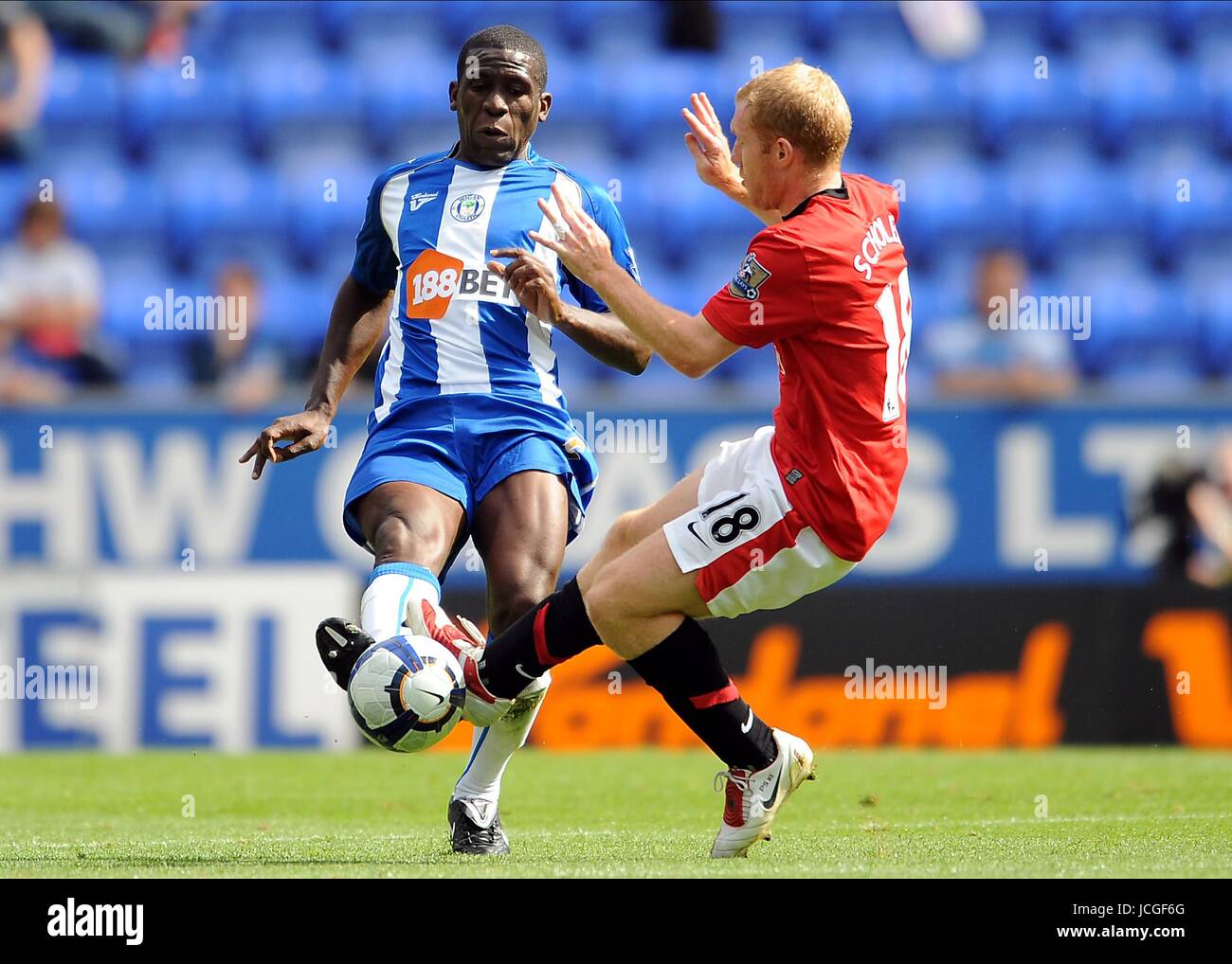 HENDRY THOMAS & PAUL SCHOLES WIGAN V MANCHESTER UNITED WIGAN V MANCHESTER UNITED DW Stadium, Wigan, Inghilterra 22 agosto 2009 DIY99744 AVVERTENZA! Questa fotografia può essere utilizzata solo per il giornale e/o rivista scopi editoriali. Non può essere utilizzata per, Internet/uso Online né per le pubblicazioni riguardanti 1 player, 1 Club o 1 CONCORRENZA, senza autorizzazione scritta da parte di Football DataCo Ltd. Per qualsiasi domanda, contattare Football DataCo Ltd il +44 (0) 207 864 9121 Foto Stock