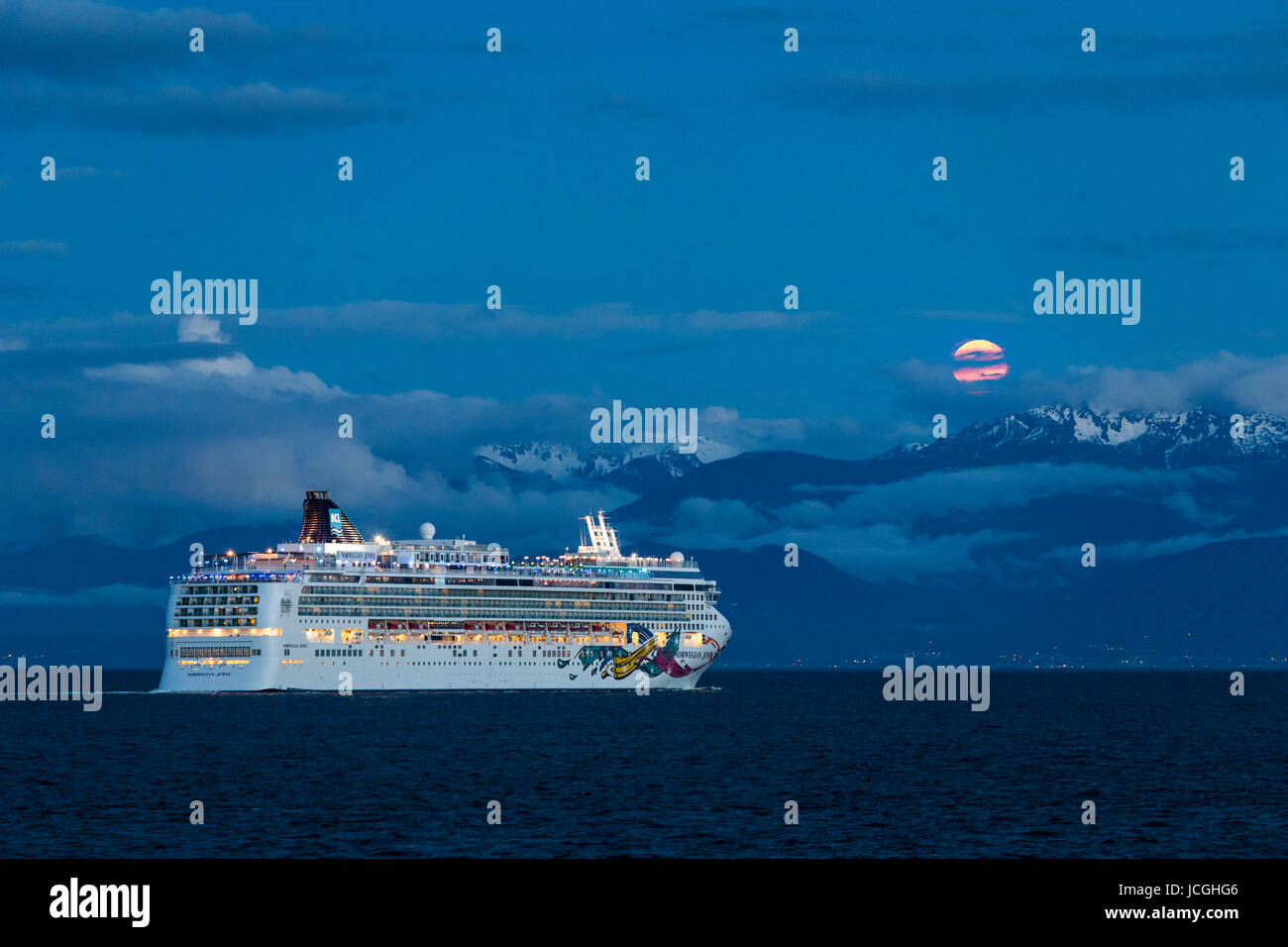 La nave di crociera Norwegian Jewel uscire porto di Victoria al crepuscolo-Victoria, British Columbia, Canada. Foto Stock