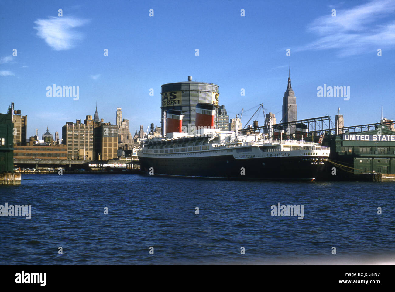 Antique Ottobre 1958 fotografia, vista di Pier 86 - gli Stati Uniti Linee' molo passeggeri - dal fiume Hudson in New York City. Fonte: ORIGINALE 35mm trasparenza. Foto Stock