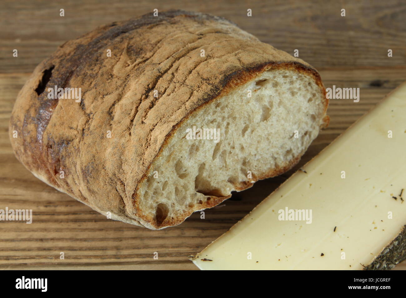 Tradizionale formaggio svizzero con croccante pane fresco sul tavolo di legno, Close-up Foto Stock