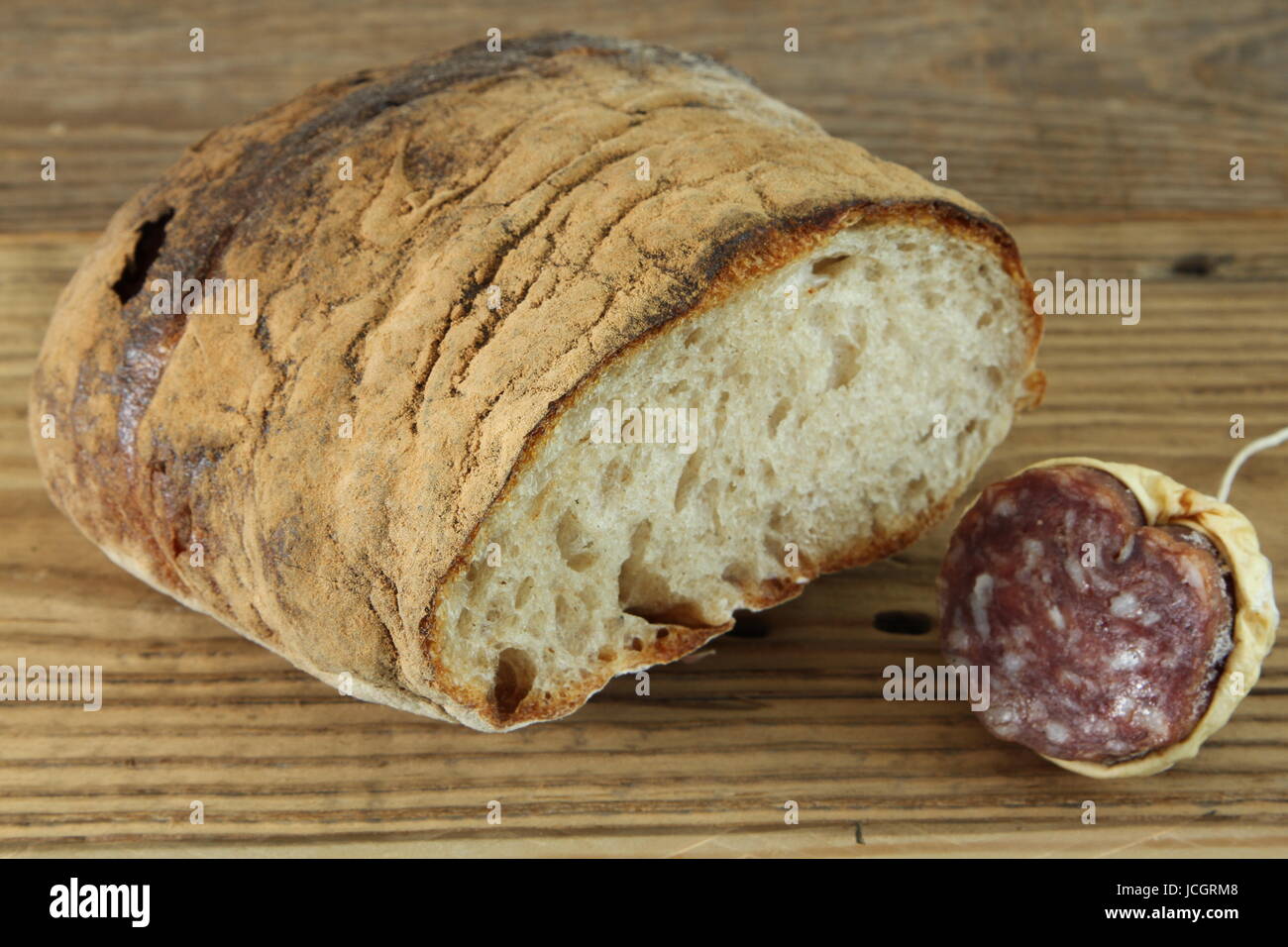 Tradizionale pane svizzero con un pezzo di salame, close-up Foto Stock