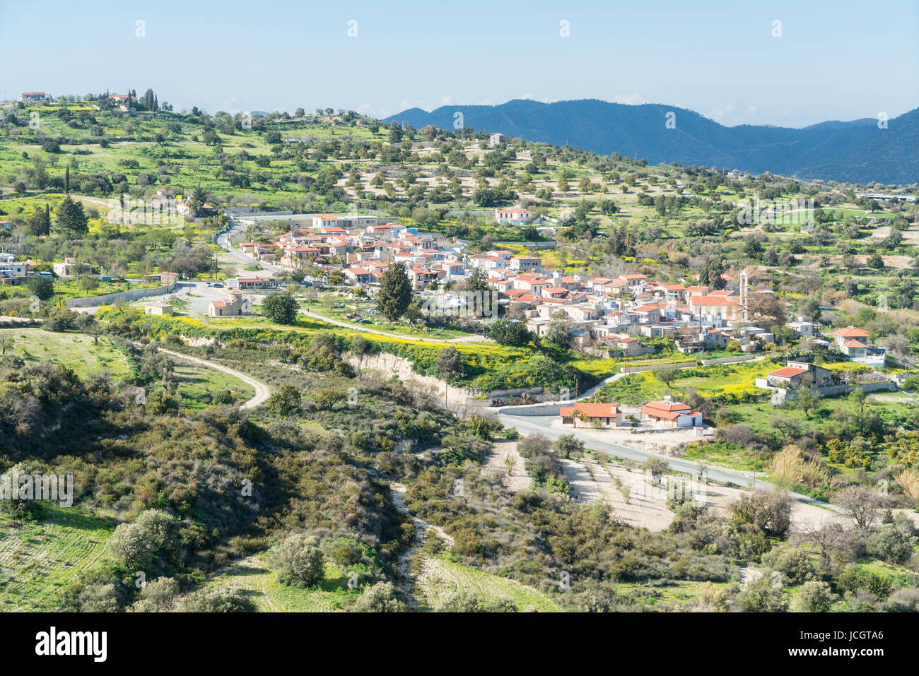 Guardando verso il basso a Kato Lefkara, monti Troodos al posteriore, distretto di Larnaca, Cipro Foto Stock