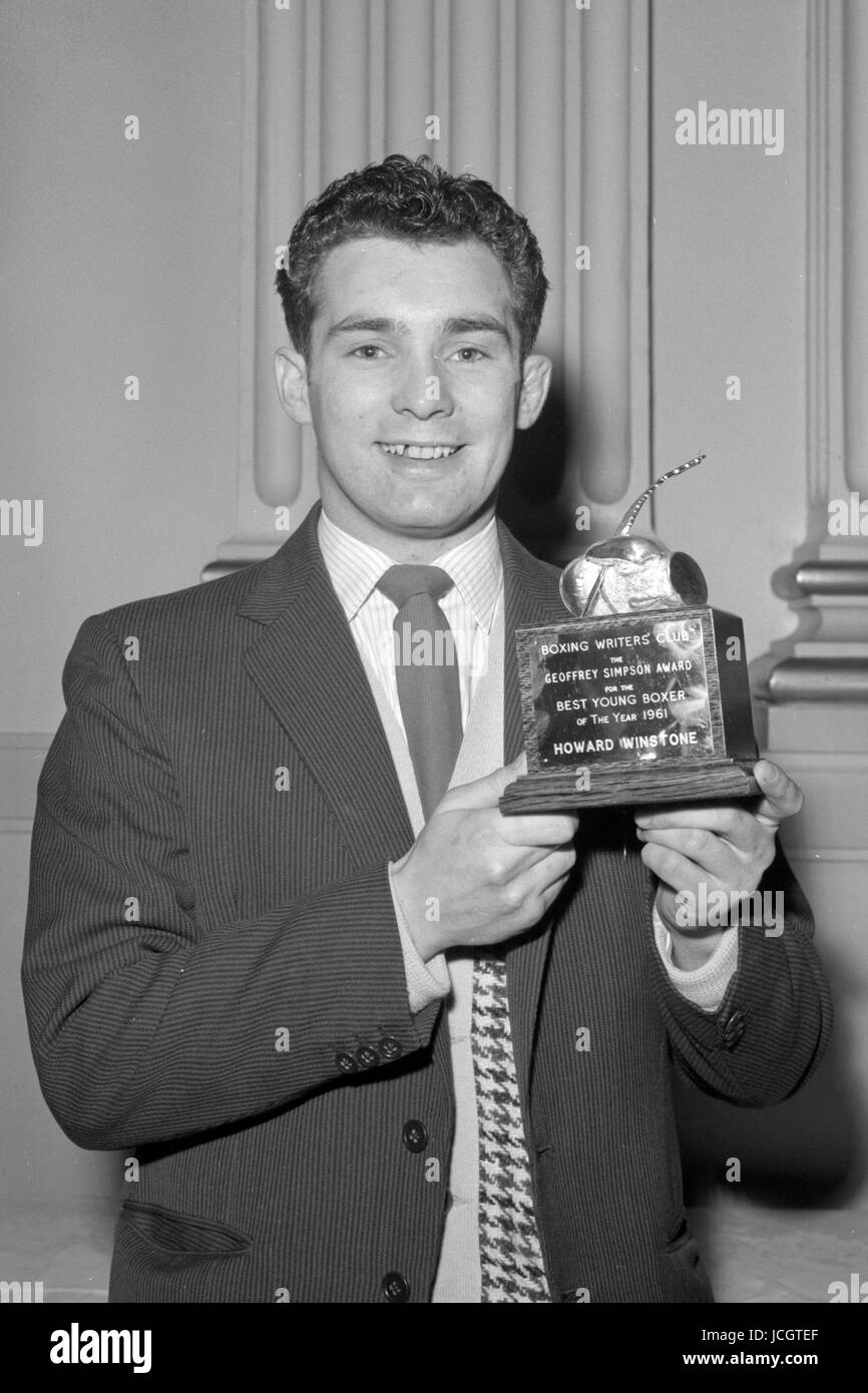 British campione del peso piuma Howard Winstone, 22, orgogliosamente tiene il suo trofeo dopo essere nominato miglior giovane pugile dell'anno dalla boxe Writer's Club in una cena nel criterio ristorante, Londra. Foto Stock