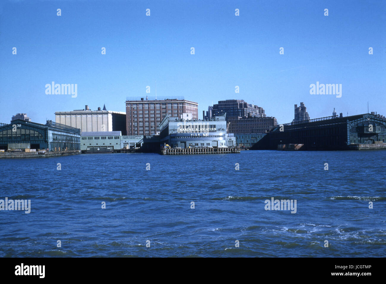 Antique Ottobre 1958 fotografia, vista di Pier 56, 57 e 58 dal fiume Hudson in New York City. Fonte: ORIGINALE 35mm trasparenza. Foto Stock