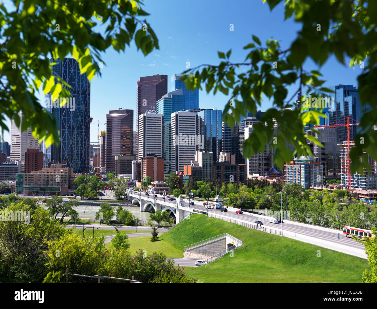 Licenza e stampe alle MaximImages.com:00 - il centro di Calgary offre una splendida vista dello skyline con il panorama urbano di Centre Street Bridge. Alberta Canada Foto Stock