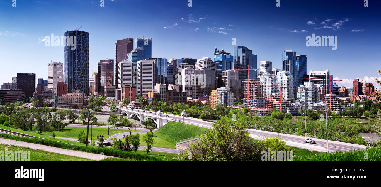 Licenza e stampe alle MaximImages.com:00 - Calgary centro città splendida vista panoramica skyline con Centre Street Bridge paesaggio urbano. Alberta Canada Foto Stock