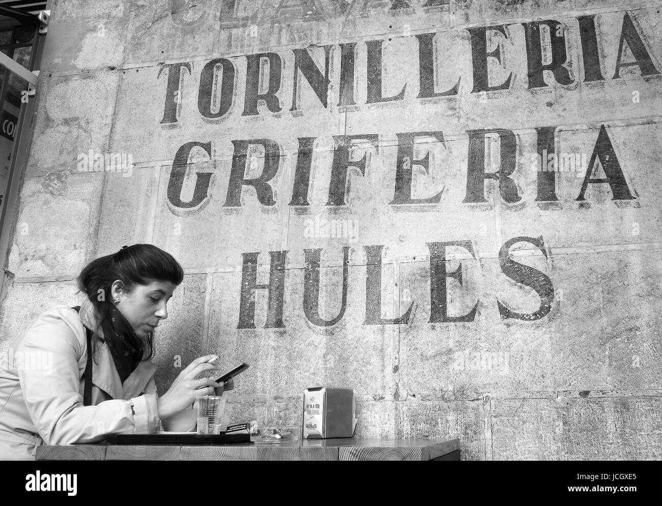 Donna Sigaretta fumare fuori cafe bar di Santander Spagna Foto Stock