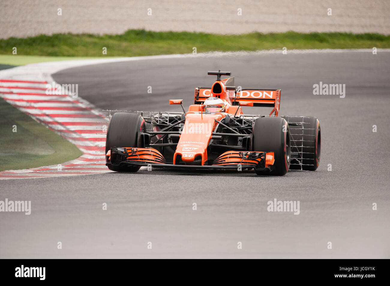Stoffel Vandoorne, driver del team Mclaren in azione durante il secondo giorno della prova di Formula 1 sul circuito di Catalunya. Foto Stock
