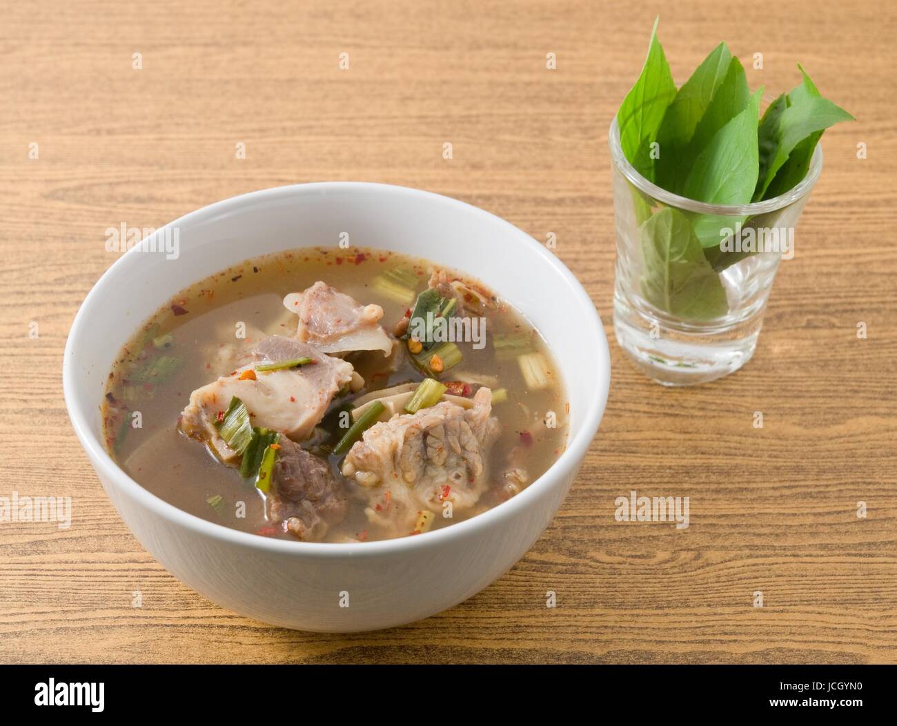 Cucina tailandese e cibo, una ciotola di Chiara thai piccante e aspro zuppa con le interiora dei bovini. Foto Stock